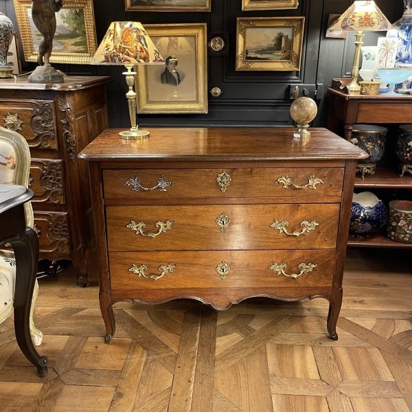 Petite Commode en noyer 18ème