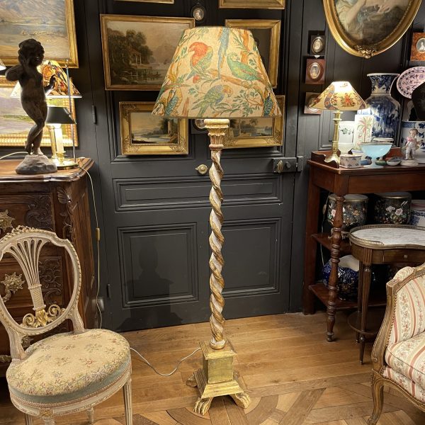 Lampadaire de bois peint torsadé, Hauteur 155 cm