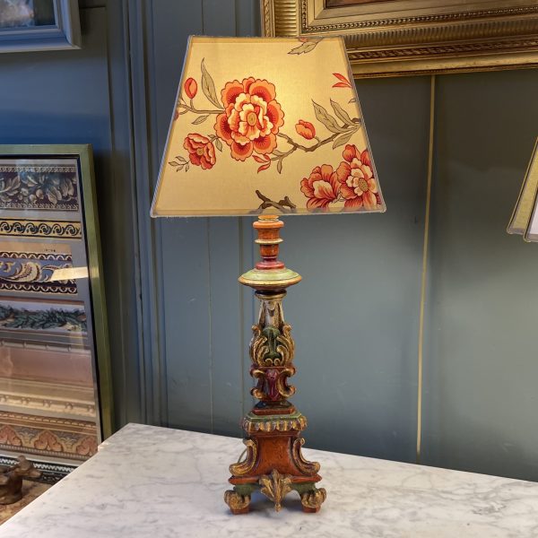 Lampe tripode en bois peint, hauteur 56 cm