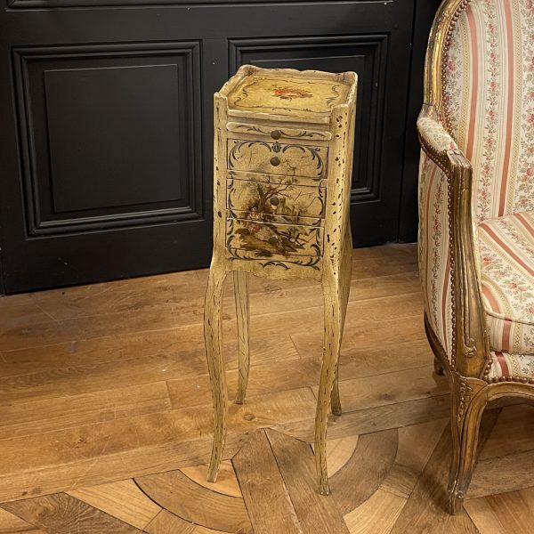 Petite table en bois peint