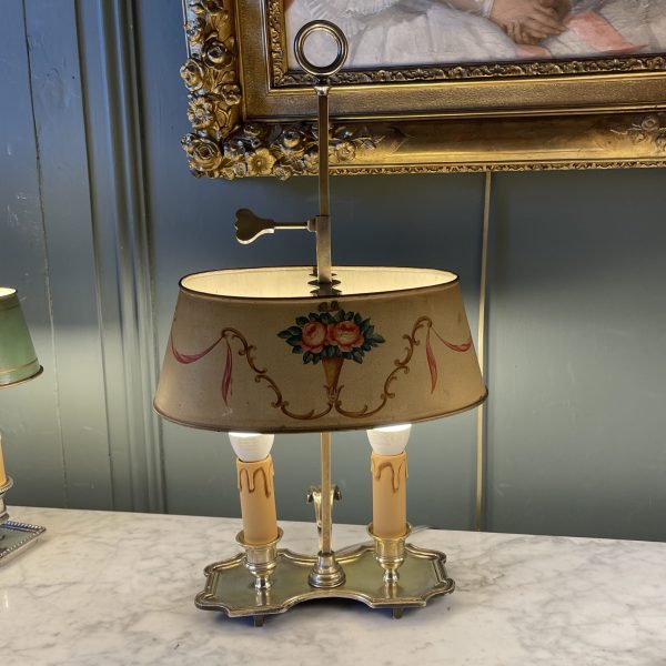 Lampe bouillotte en bronze argenté à décor floral, hauteur 44 cm
