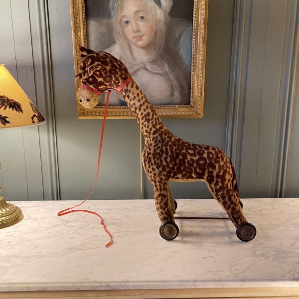 Girafe à roulettes