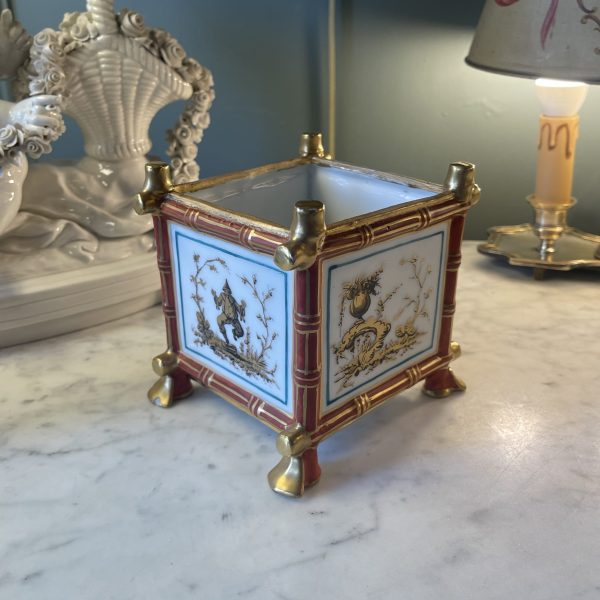Petite jardinière en porcelaine à décor de chinoiseries