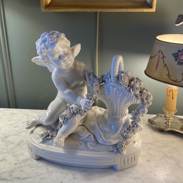 Ange au panier de roses en porcelaine de Capodimonte