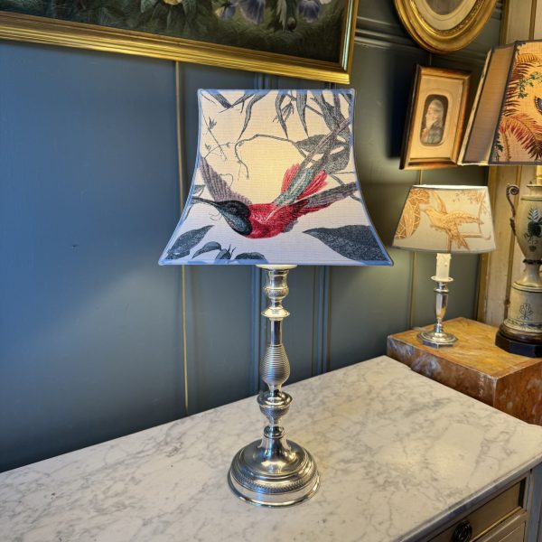 Grande lampe en bronze argenté ciselé XIXème, hauteur 59 cm