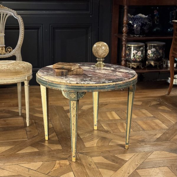 Table basse en bois peint