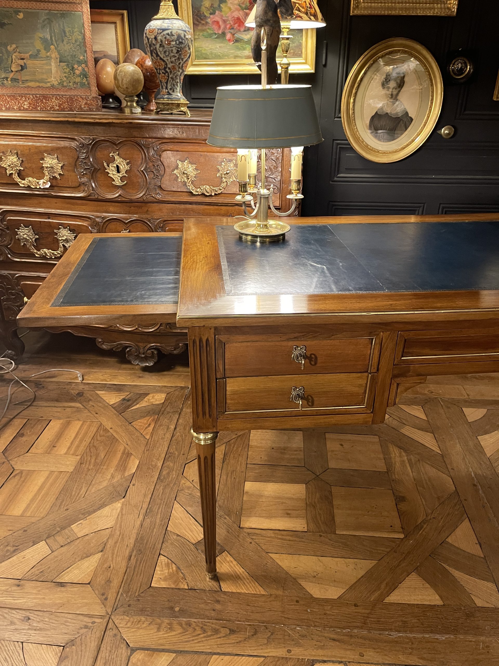 Ponvianne antiquités bureau plat 10