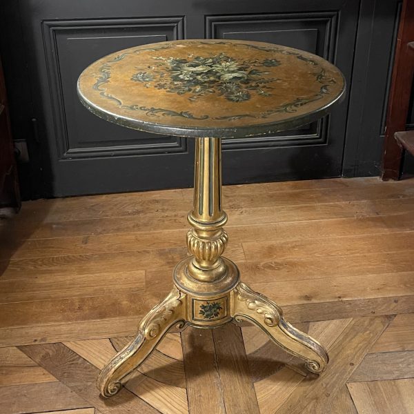 Guéridon tripode en bois doré et peint à décor floral XIXème
