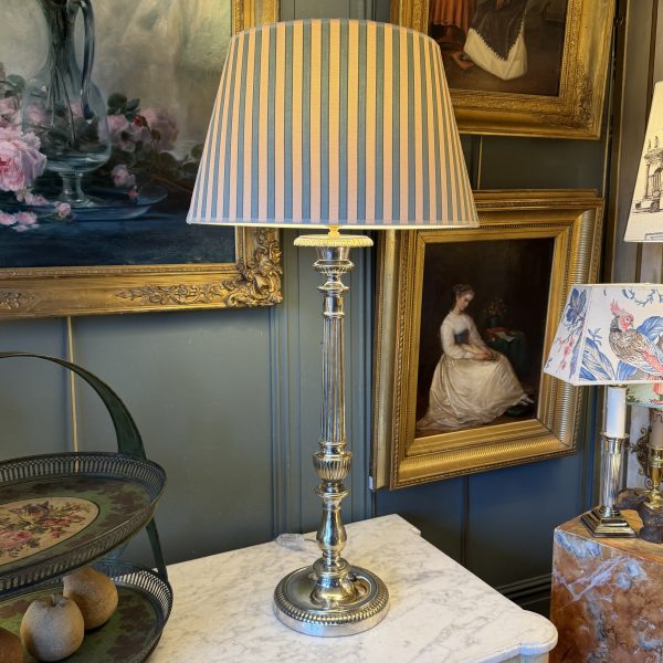 Grande lampe en métal argenté, Hauteur 80 cm