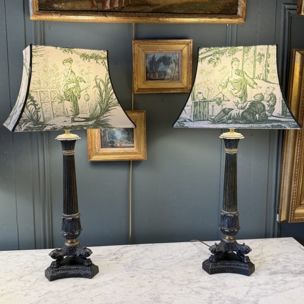 Grande paire de lampes en laiton patiné, hauteur 61 cm