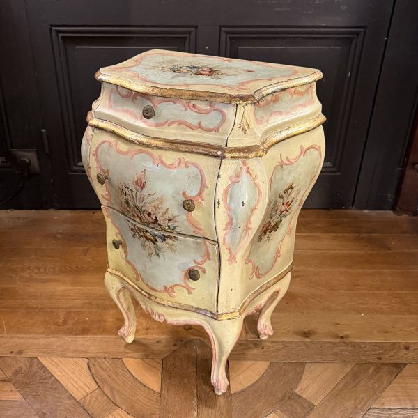 Petite commode d'entre deux en bois laqué polychrome