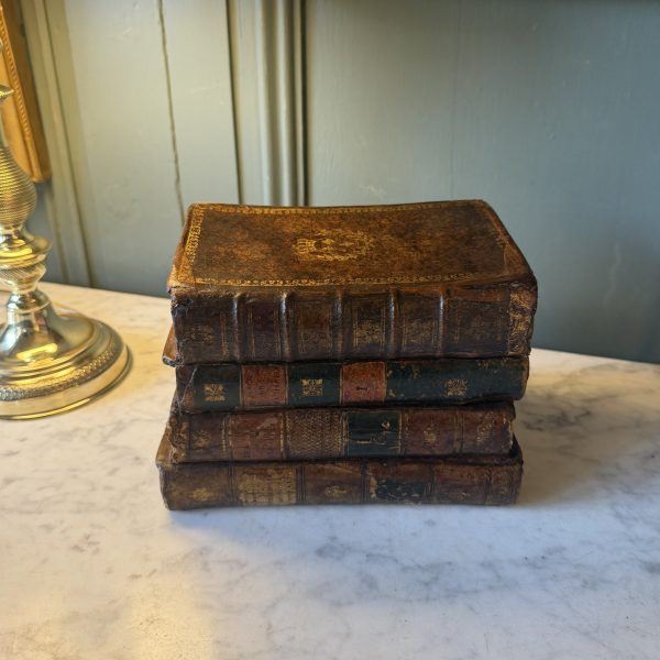 Boite en faux livres