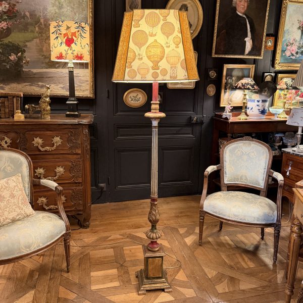 Lampadaire en bois peint, Hauteur 175 cm