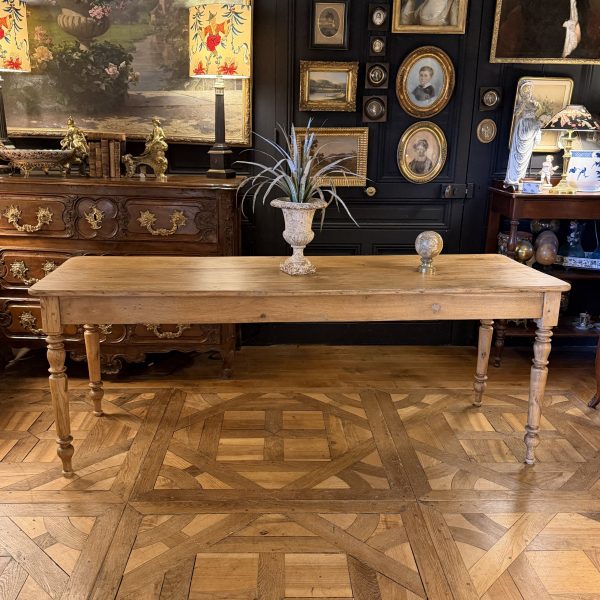 Grande table de bistrot en chêne blond maillé