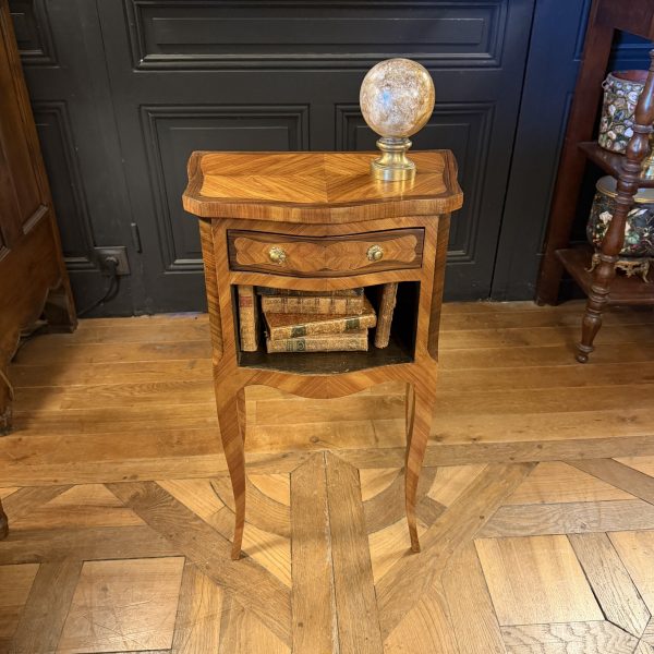 Table de chevet en marqueterie