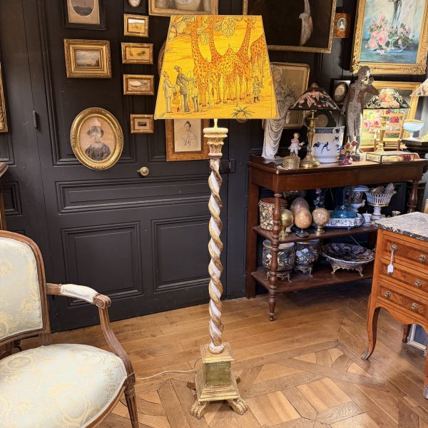 Lampadaire en bois peint torsadé, hauteur 163 cm
