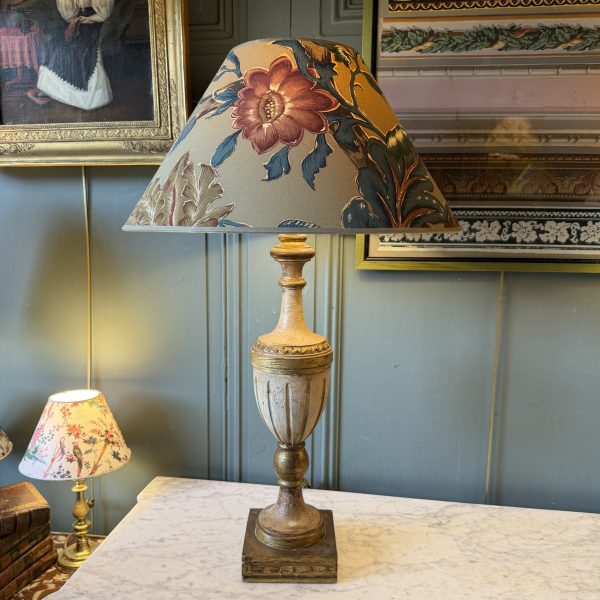 Grande lampe en bois peint, hauteur 76 cm