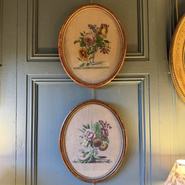 Paire de bouquets de fleurs en médaillons, gouaches datées 1863
