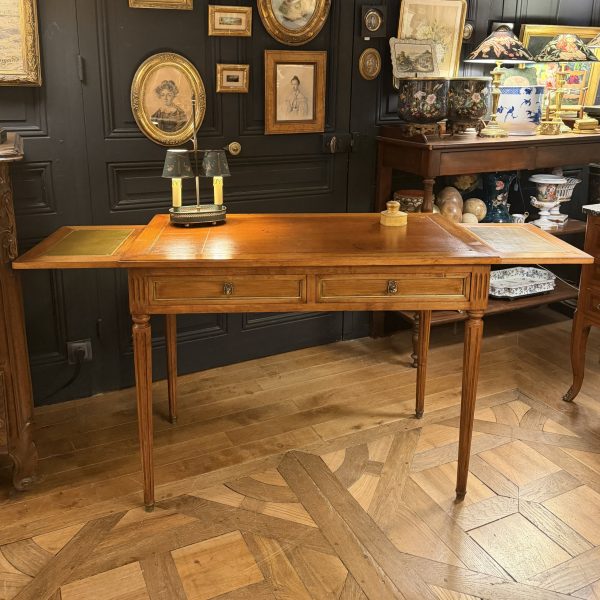 Bureau plat de style Louis XVI