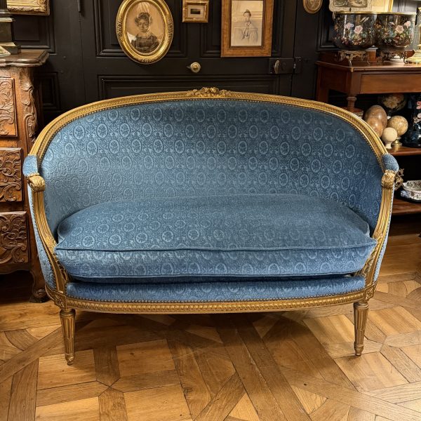 Canapé corbeille en bois doré de style Louis XVI