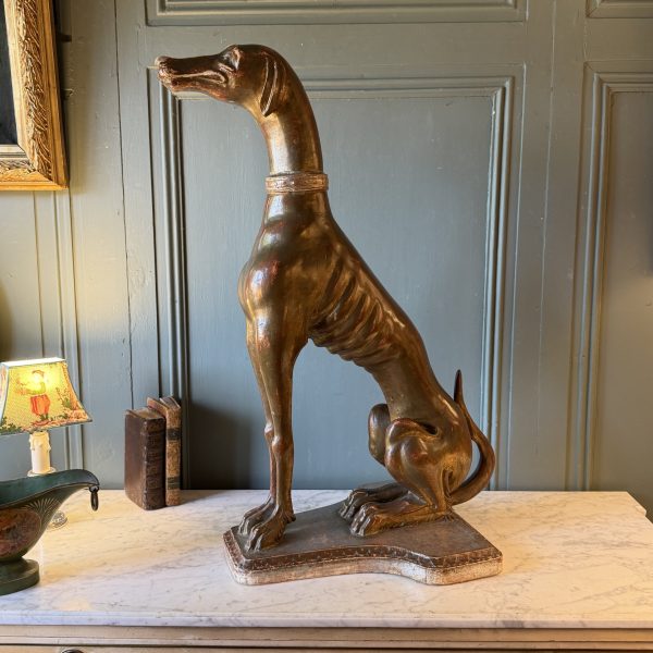 Statue de chien, lévrier en bois sculpté et patiné, Hauteur 75,5 cm