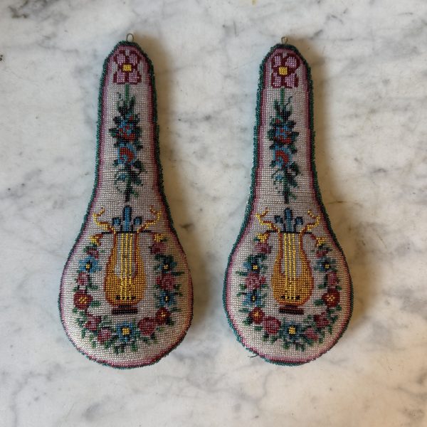 Paire de broderies de perles à décor de lyres