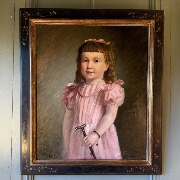 Portrait d'une petite fille en robe rose