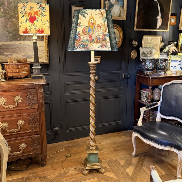 Lampadaire en bois peint torsadé, hauteur 175 cm
