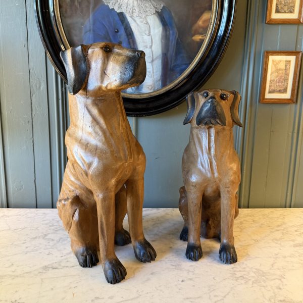 Paire de chiens en bois sculpté et patiné