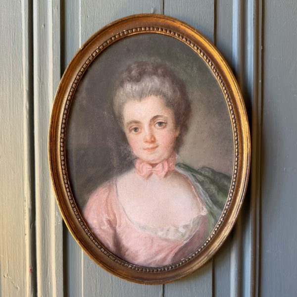 Petit portrait en médaillon d'une jeune fille, pastel 18ème