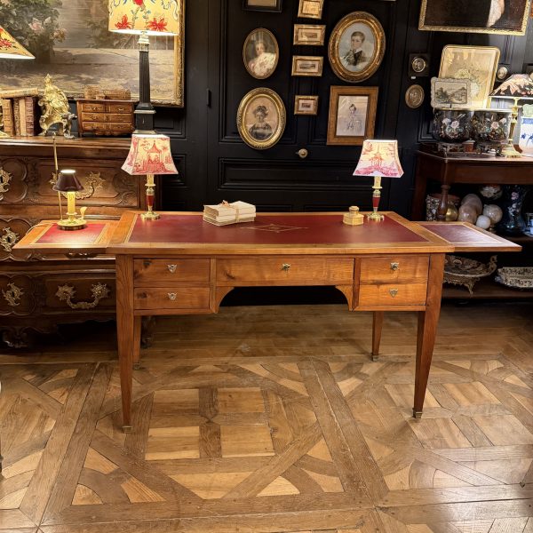 Bureau plat de style Louis XVI