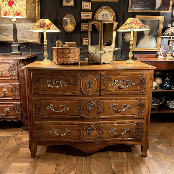 Commode en noyer massif époque Louis XV