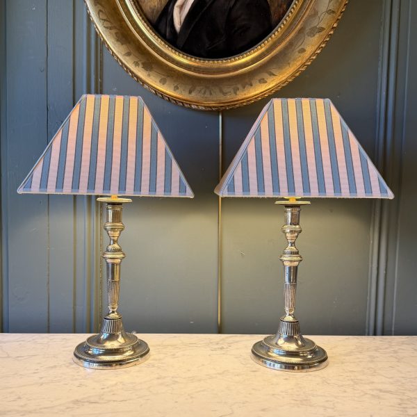 Paire de lampes en bronze argenté directoire, Hauteur 44 cm