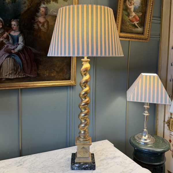 Grande lampe en bois doré torsadé, Hauteur 84 cm