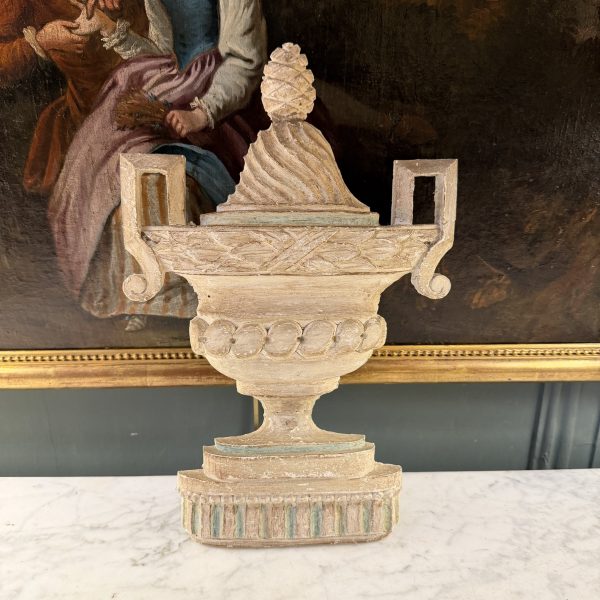 Vase Médicis en bois peint et sculpté, élément décoratif
